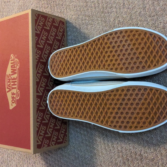 VANS NWT Women's Ward Canvas Sneaker in Taupe - Picture 7 of 7